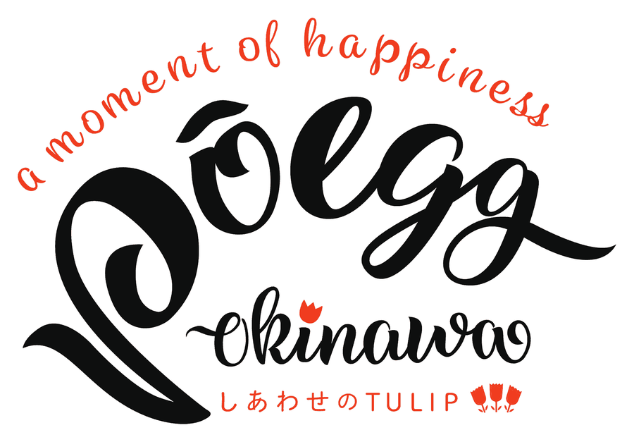 黒い筆記体の「POEGG」と「okinawa」を、赤い「a moment of happiness」と「しあわせのTULIP」が囲むロゴ